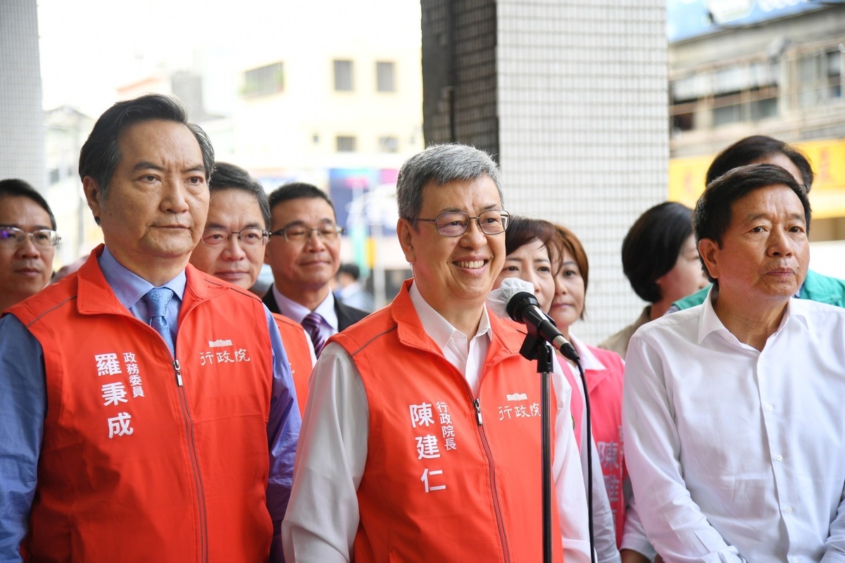 行政院長陳建仁今（24）天上午到台中視察「特搜大隊西屯分隊消防廳舍」改建規劃前受訪。 圖：行政院提供