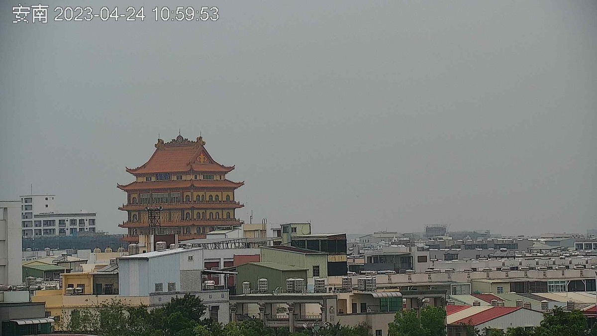 今（24）日環境風場為偏東風，西半部位於背風側，擴散條件稍差，污染物易累積。 圖：翻攝自環保署空品監測網
