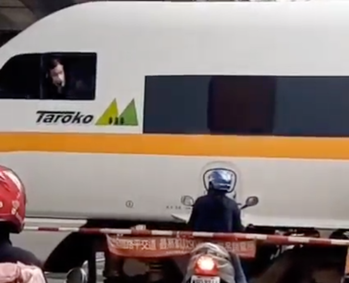 婦人硬闖平交道，因時間不足直接卡在軌道旁，當下與行駛中的太魯閣列車距離超級接近。 圖：翻攝自湯瑪士的日常臉書