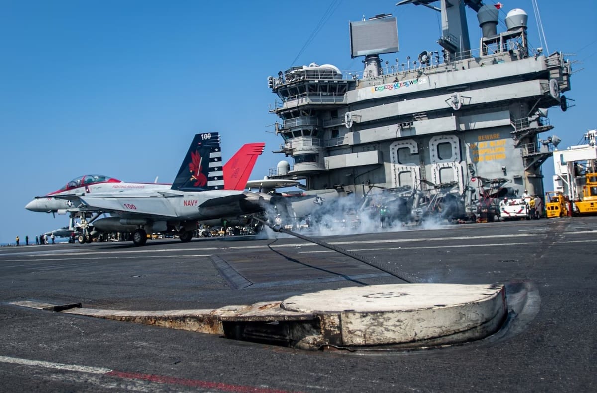 美國海軍航空母艦「尼米茲號(CVN-68)」22日在南海海域執勤時，完成生涯第35萬架次戰機著艦降落，寫下艦史新里程碑。 圖：翻攝c7f.navy.mil官網
