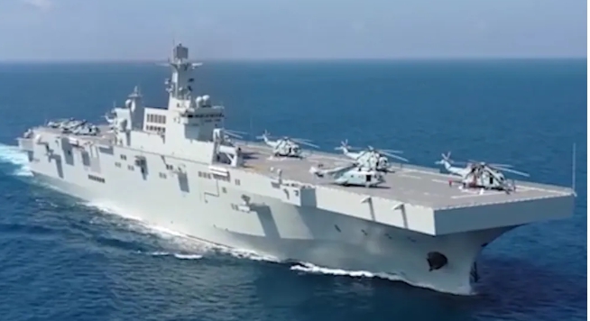 解放軍當前的兩棲作戰力量的核心力量是「3＋8」，即 3 艘 075 兩棲攻擊艦、8 艘 071 船塢登陸艦。 圖 : 翻攝自騰訊網/映像要聞