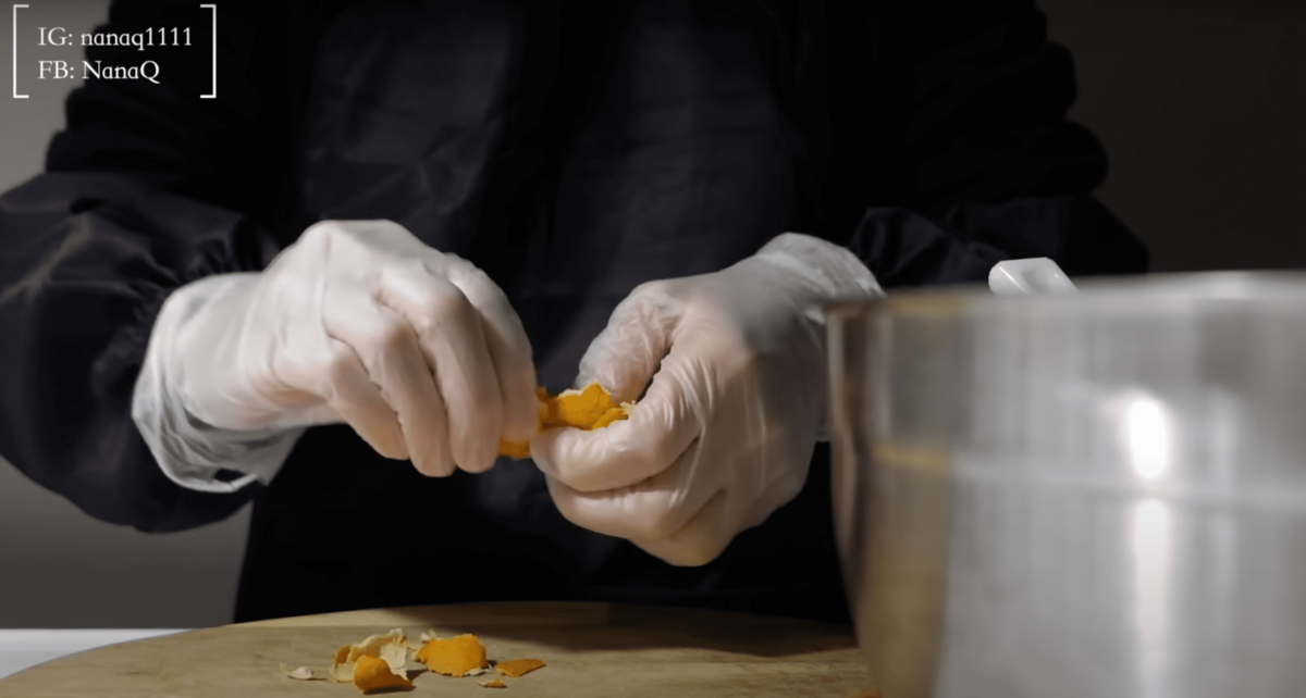 為了減少垃圾量，NanaQ甚至把吃橘子剩的果皮做成香皂。 圖：翻攝自YT/NanaQ