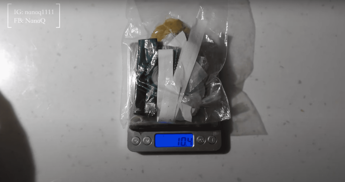 一個月挑戰結束後，夾鏈袋內只有8樣垃圾，累積10.4公克。 圖：翻攝自YT/NanaQ