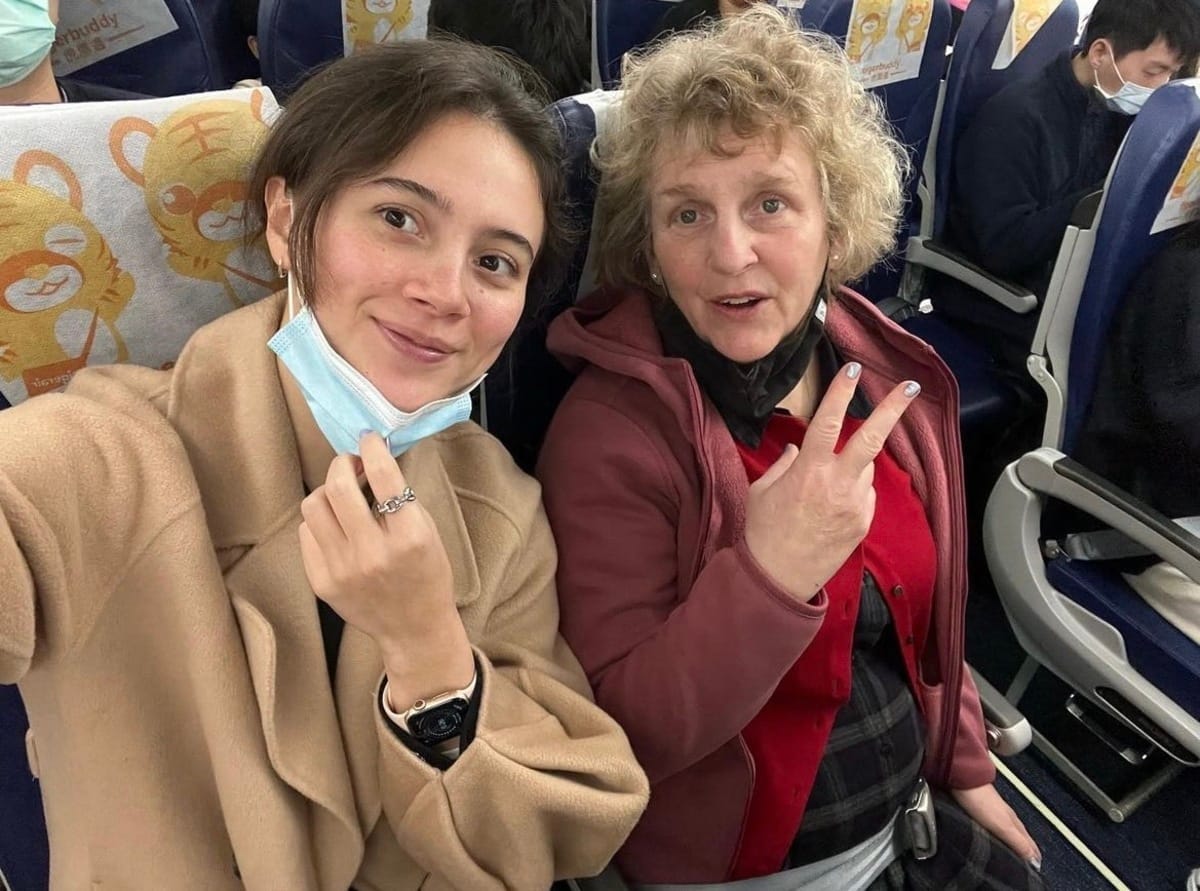 Christina（左）是台美混血的混血兒，媽媽（右）是美國籍。 圖：翻攝自Christina靠右邊走IG