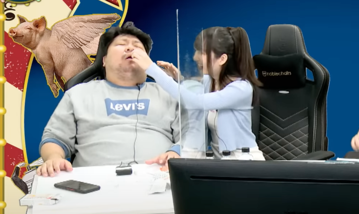 直播時其中一位女來賓櫻花（Syrena）就幫統神快篩。 圖：翻攝自YT/現在宅知道