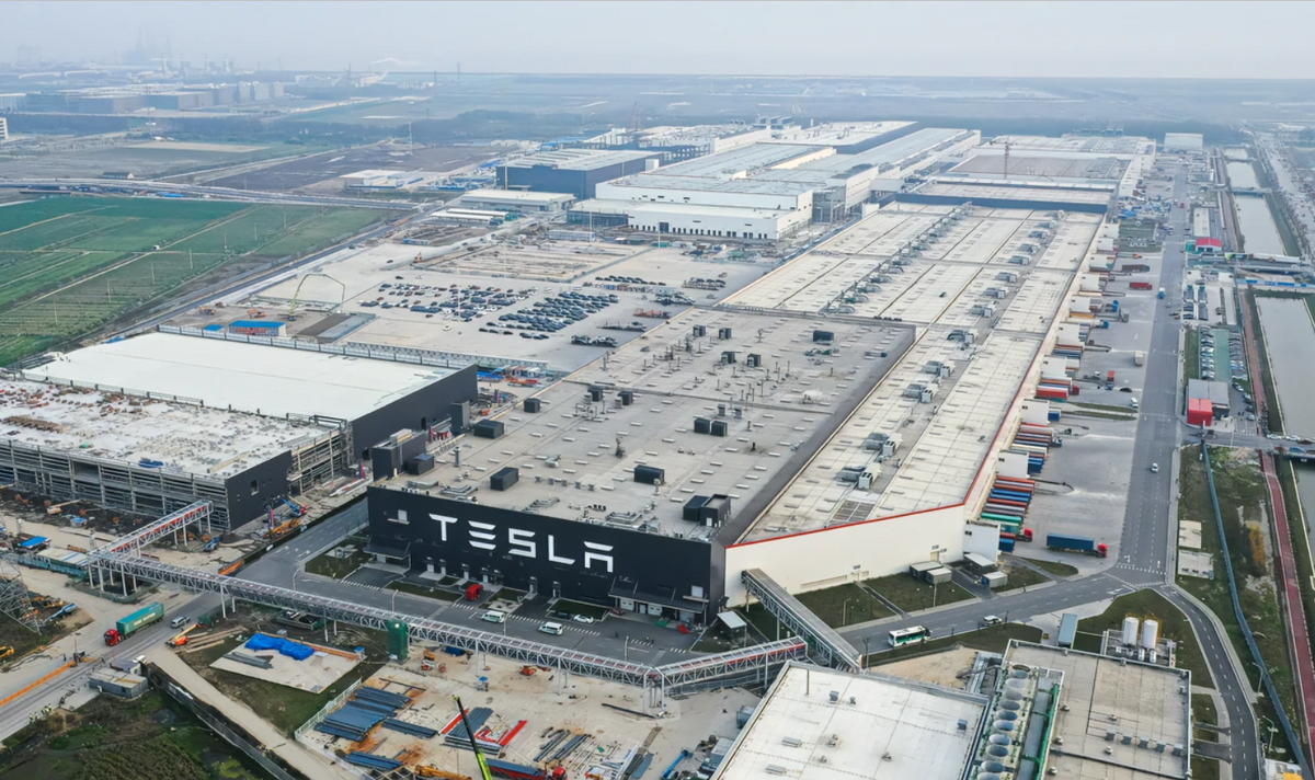 電動車龍頭特斯拉（Tesla）近日傳出取消今年的績效股票獎勵。(圖為上海特斯拉工廠) 圖 : 翻攝自騰訊新聞