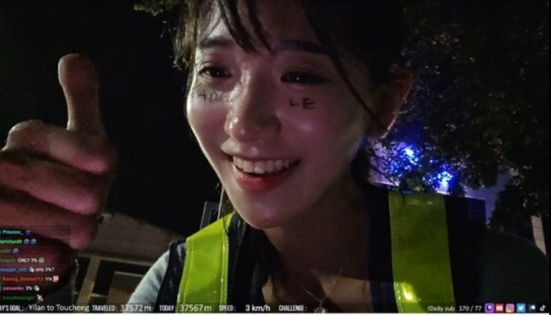 企鵝妹兌現諾言，要徒步環島，第一天更是狂走37公里，滿臉是汗。 圖／企鵝妹twitch