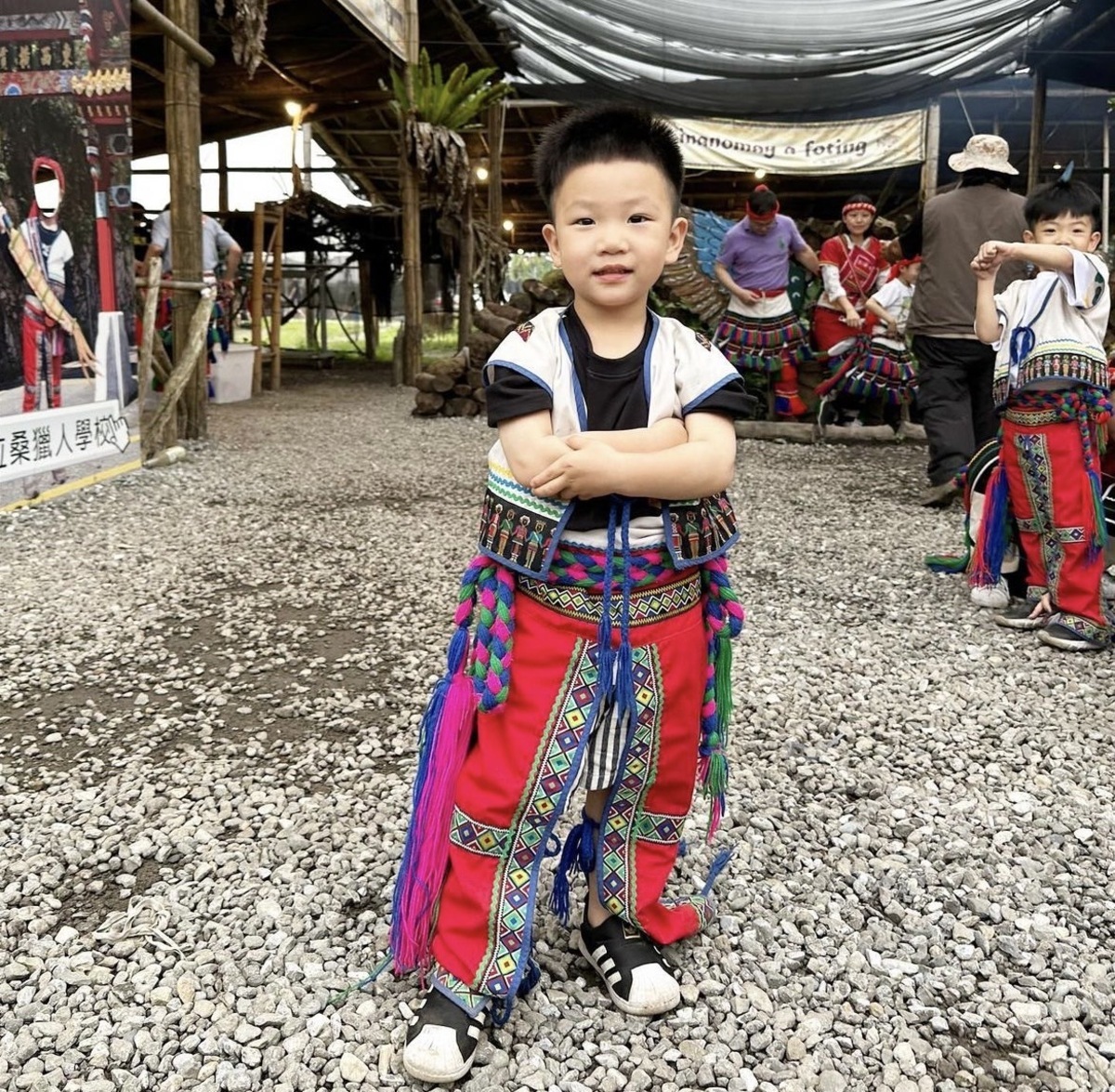 蔡波能體驗穿阿美族服飾，看起來霸氣十足像是部落的頭目。 圖：翻攝自蔡阿嘎IG