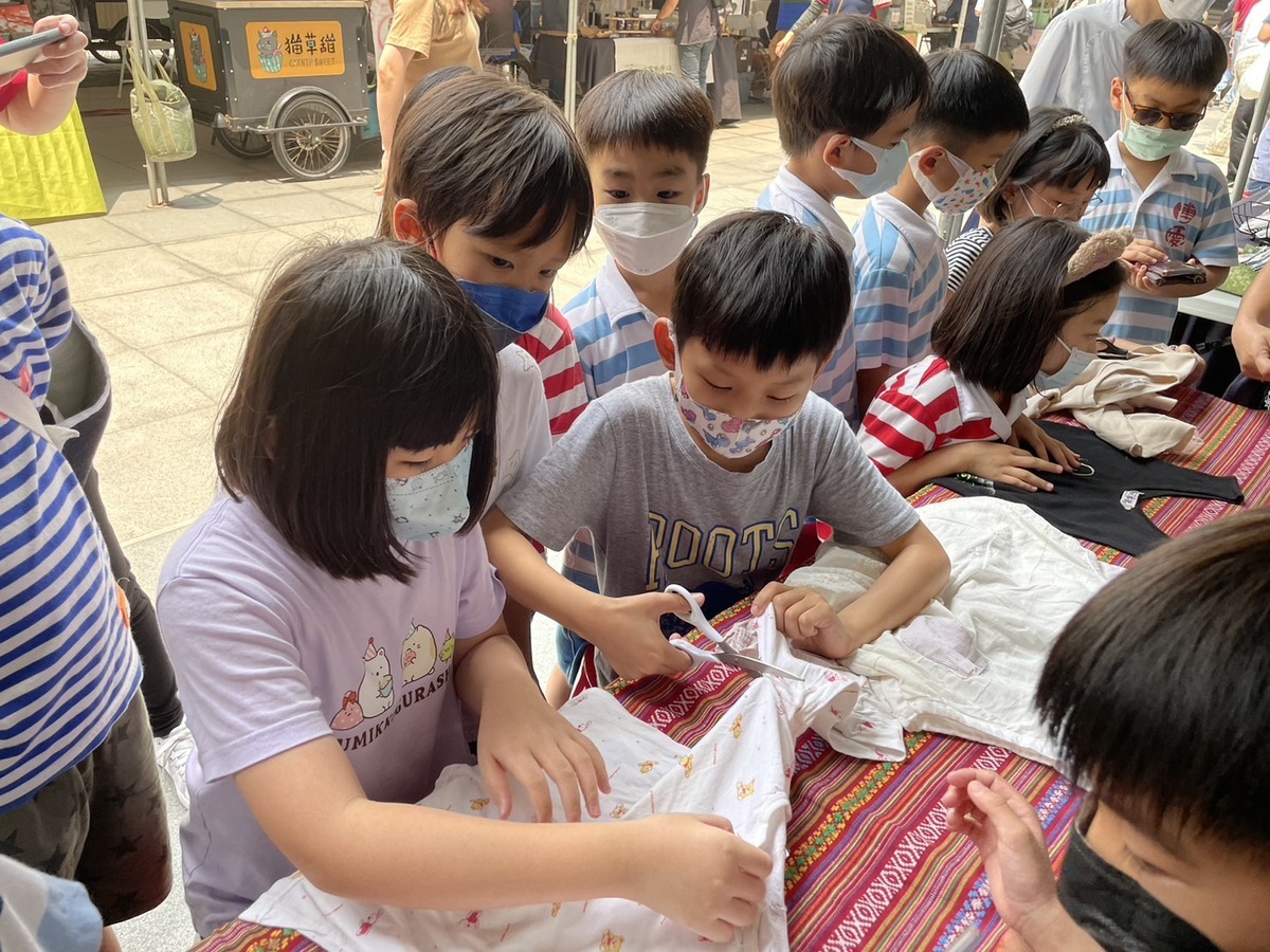 現場有高醫幼兒園小朋友的二手物義賣活動。 圖：高雄醫學大學/提供