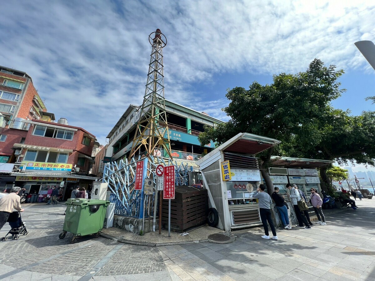 燈杆與渡船頭售票處。 圖：新北市文化局提供