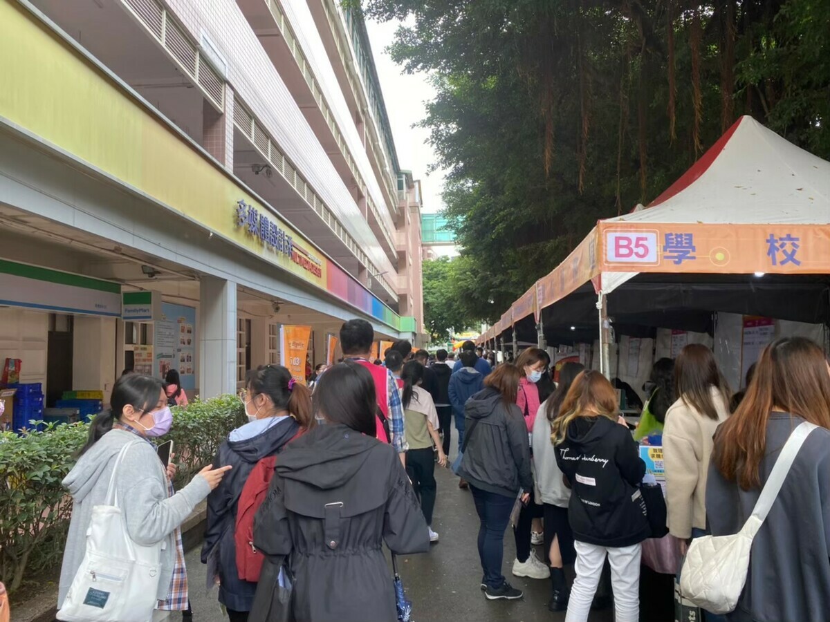 致理科大就業博覽會現場人潮。 圖：新北市就服處提供