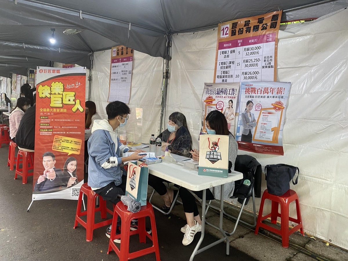 致理科大就業博覽會現場面試。 圖：新北市就服處提供