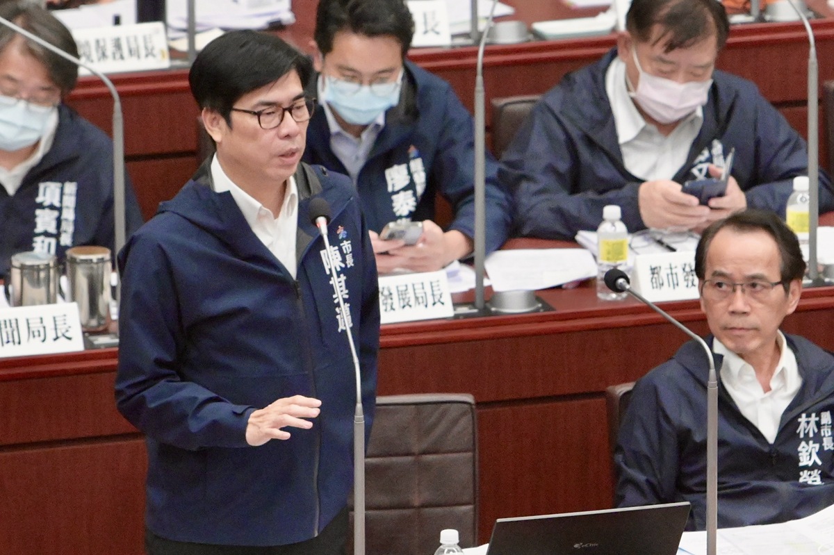 陳其邁(前排左)在高雄市議會進行市長施政報告並接受質詢。 圖：高雄市政府/提供