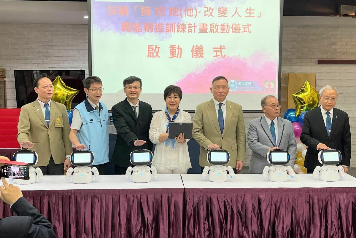 國際扶輪三重南區扶輪社推出「擁抱她（他）．改變人生」職能訓練計畫啟動儀式，由扶輪社長李荃葒（中）主持，穀保家商校長嚴英哲（左2）代表學校承接此專案，教育局長張明文（左3）蒞臨見證。 圖：新北市教育局提供