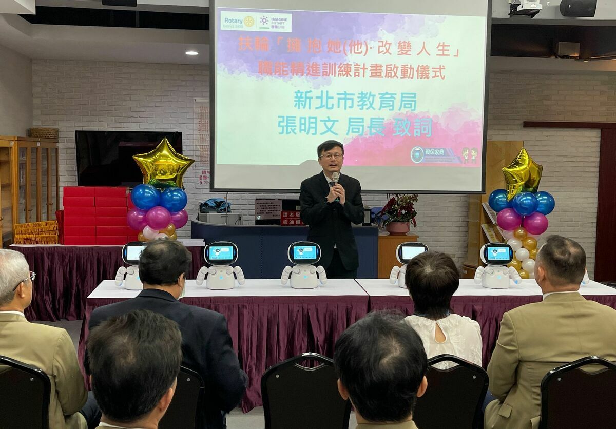 教育局長張明文參加國際扶輪三重南區扶輪社「擁抱她（他）．改變人生」職能訓練計畫啟動儀式，於會中致詞。 圖：新北市教育局提供