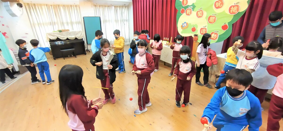 成州國小以多元文化大進擊為主題，學生體驗各國童玩。 圖：新北市教育局提供