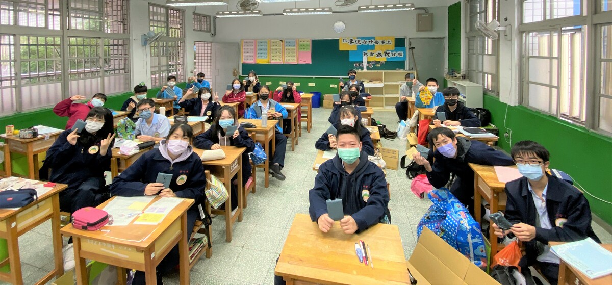 五峰國中學生製作愛心布衛生棉。 圖：新北市教育局提供