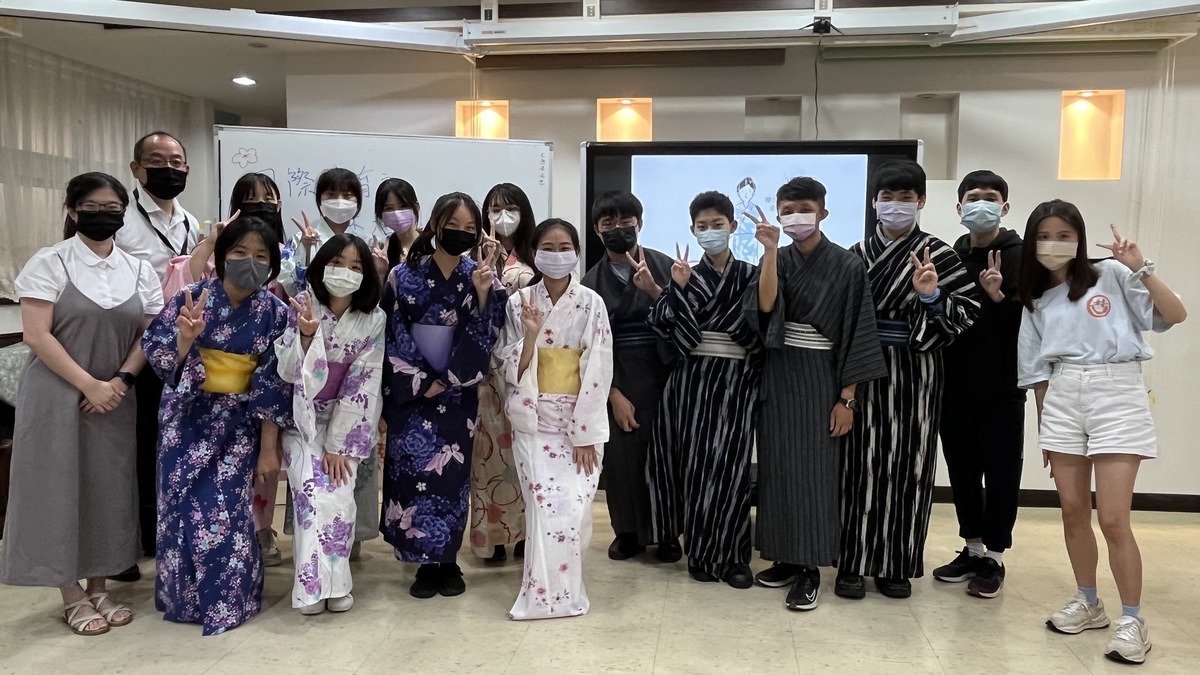 正德國中學生穿上日本浴衣與日本台灣交流協會老師藤田智彥合影。 圖：新北市教育局提供