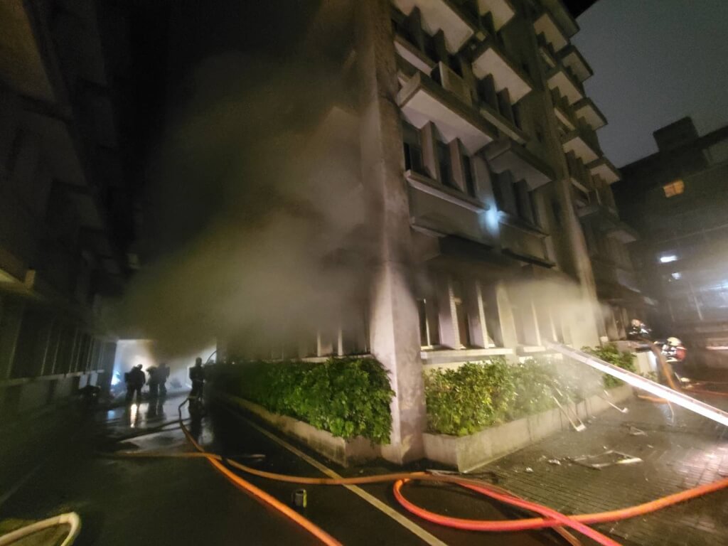 新北市新店區法務部調查局今（24）天傍晚驚傳發生火警，陣陣濃煙竄出天際。 圖：消防局提供