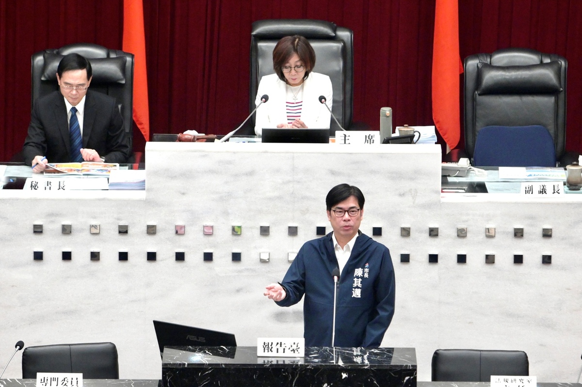 陳其邁(前)赴議會進行市長施政報告。 圖：高雄市政府/提供
