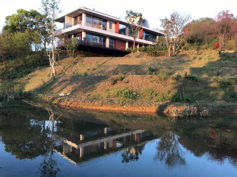 陳琬惠指控羅文嘉透過「借名登記」買賣桃園市復興區的原住民保留地蓋豪宅、經營「山裡生活民宿」。 圖：翻攝羅文嘉臉書