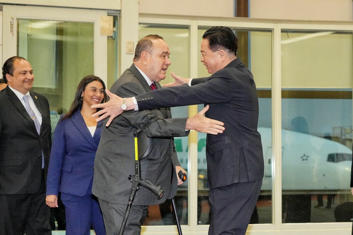 瓜地馬拉總統賈麥岱24日抵台，外交部長吳釗燮親自接機。 圖：外交部提供