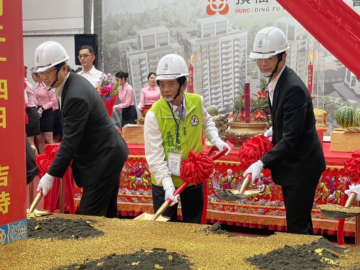 內政部長林右昌（左起）、立委吳琪銘、國家住都中心副執行長柯茂榮參加「頂福安居」2處基地社會住宅新建統包工程開工典禮。 圖：立委吳琪銘服務處提供
