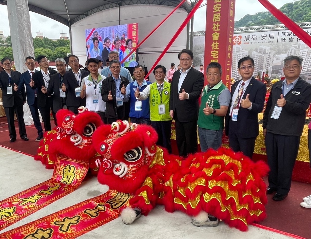 國家住宅及都市更新中心24日在新北市土城區頂埔國小旁舉行「頂福安居」2處基地社會住宅新建統包工程開工典禮，中央、地方及民代到場共襄盛舉。 圖：立委吳琪銘服務處提供