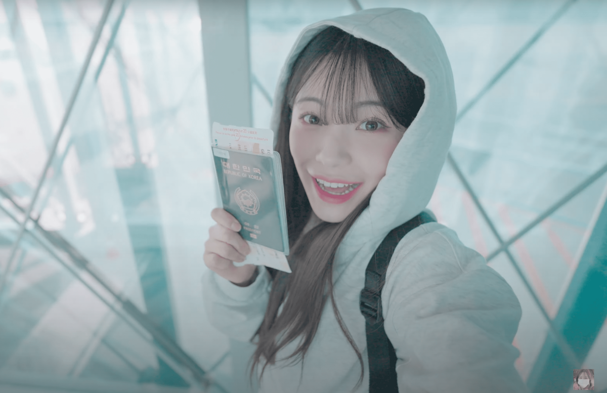 李多會興奮表示「竟然是坐飛機去上班，好神奇呀！感覺是在做夢」。 圖：翻攝自YT/이다혜