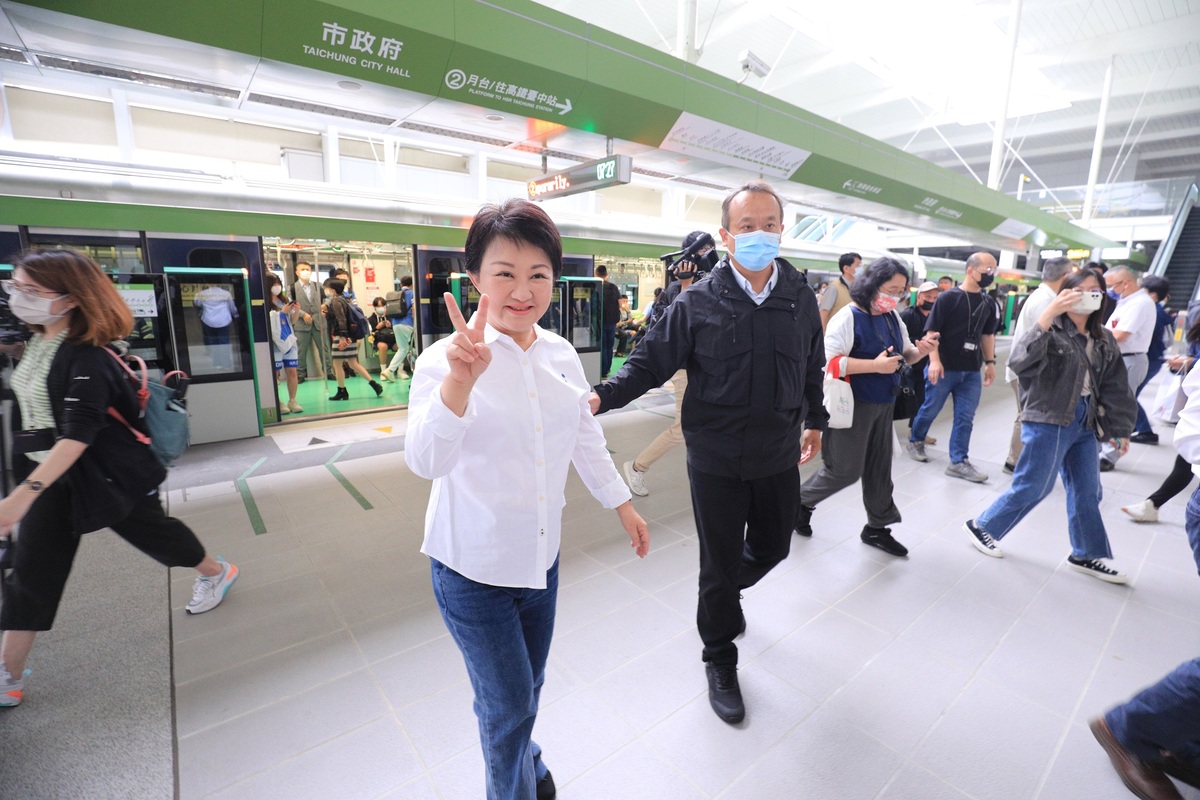 中捷通車兩週年慶，盧秀燕市長一早從文華高中搭到市政府站，與市民一樣只要比YA就可免費搭乘。 台中市政府/提供