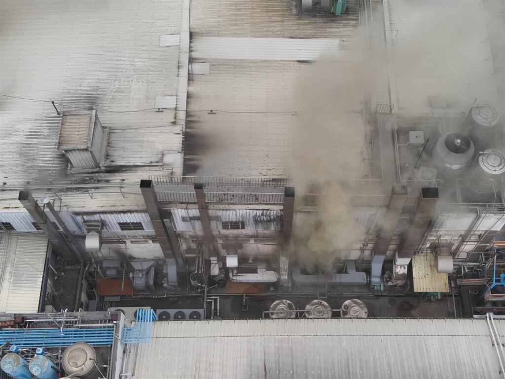 聯華食品公司彰化廠今（25）天清晨發生大火，火舌不斷從廠房四周竄出，現場濃煙瀰漫。 圖：彰化縣消防局提供