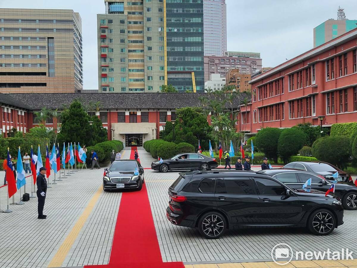考量賈麥岱身體狀況，立院也破例讓座車開到議場前門口。 圖:陳佩君/攝