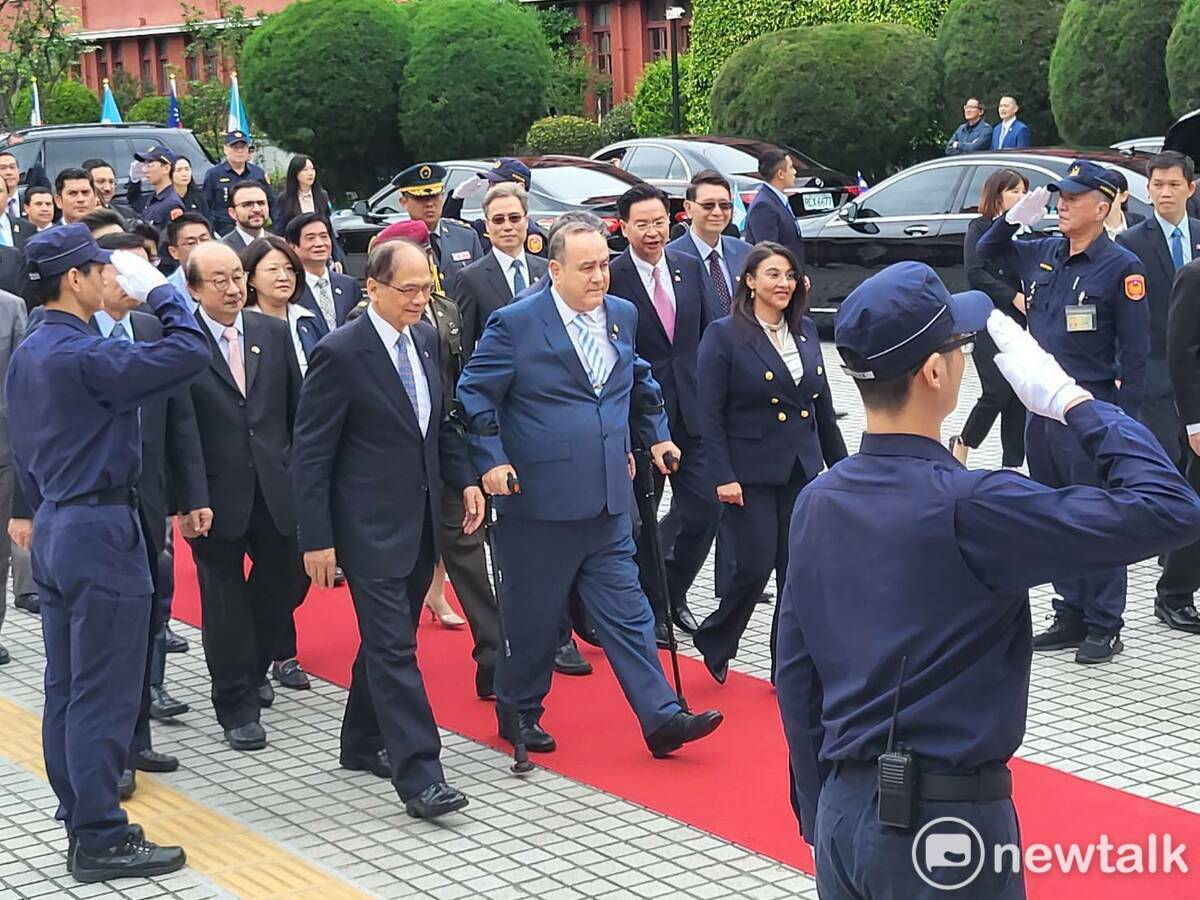 瓜地馬拉總統賈麥岱今天拜會立法院，受到朝野立委熱烈歡迎。 圖:陳佩君/攝
