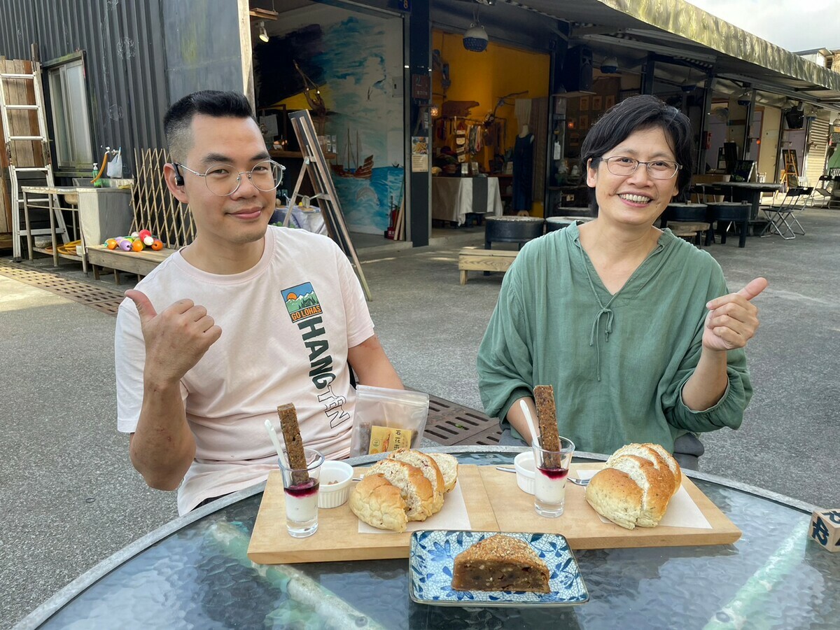 星空藝術村老闆陳雅惠和總經理黃茂誠研發出石花菜料理。 圖：新北市漁業處提供
