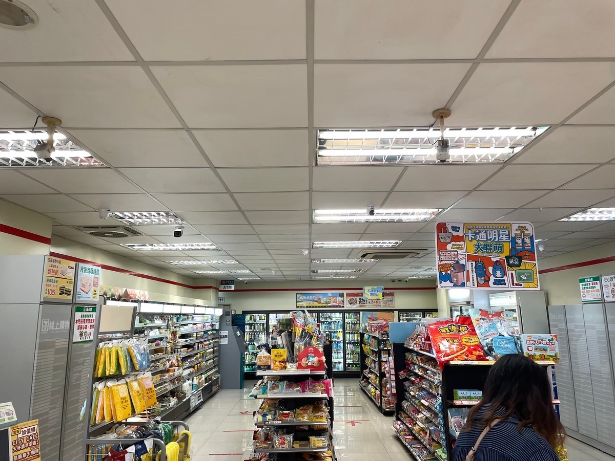 新北市政府鼓勵業者進行LED燈具或隔熱設備等多元商品汰換，達節能減碳目標。 圖：新北市經發局提供
