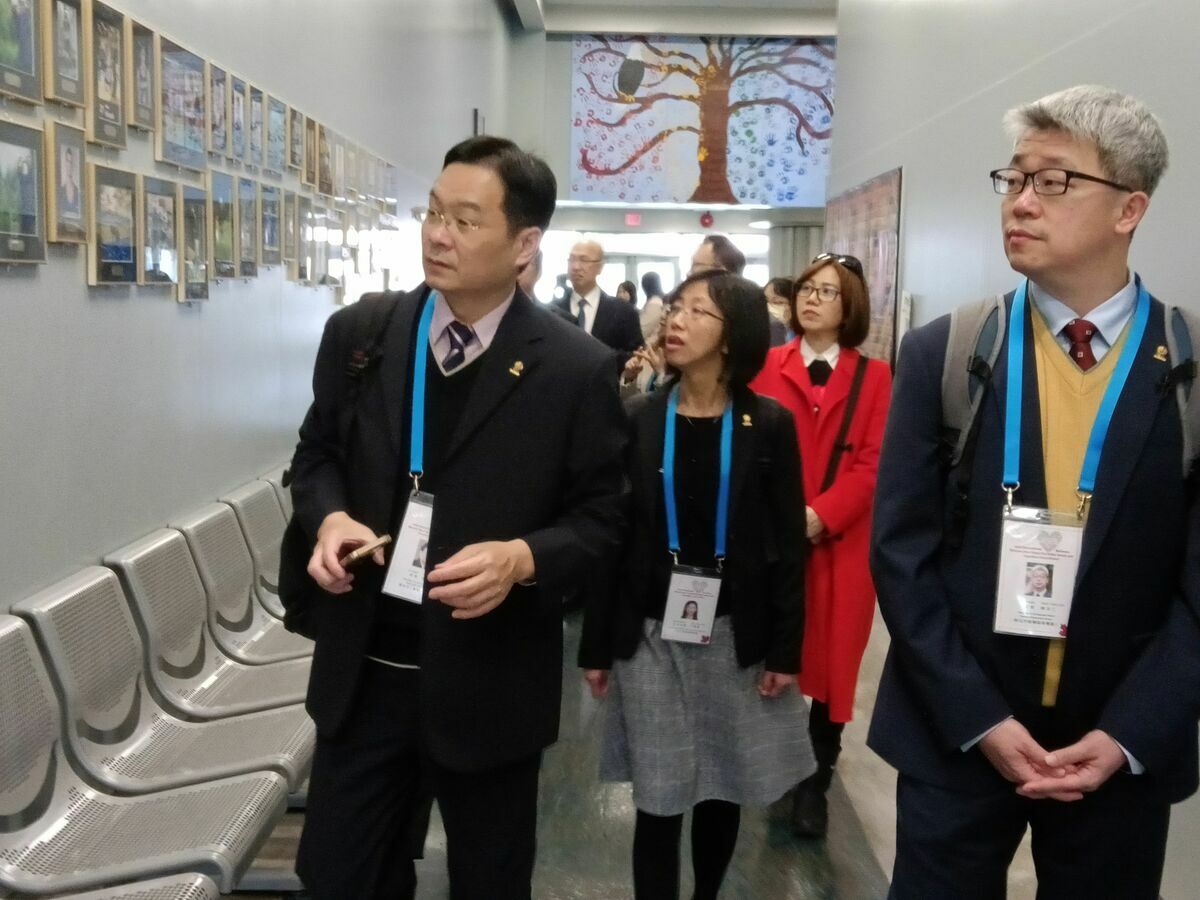 新北市教育局主任祕書丁雅君 (中)偕修國小校長陳俊生等新北市11 所學校參訪加拿大高貴林學區格蘭依葛高中，研討雙語教學。 圖：新北市教育局提供