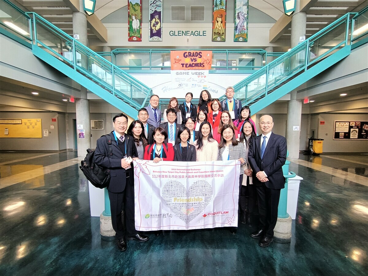 新北市教育局主任祕書丁雅君(前排左3)帶領11所高國中小校長參訪加拿大高貴林學區格蘭依葛高中，由該校校長Wendy_Yu(前排右3)與學區國際招募處處長李宏順(前排右1)接待」。 圖：新北市教育局提供