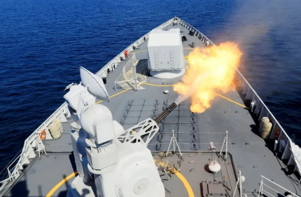 近期中國解放軍海軍水面艦艇部隊進行一場對抗演練，模擬與美軍的戰鬥。 圖為齊齊哈爾艦的副砲開火。 圖：翻攝自騰訊新聞/浩外同學