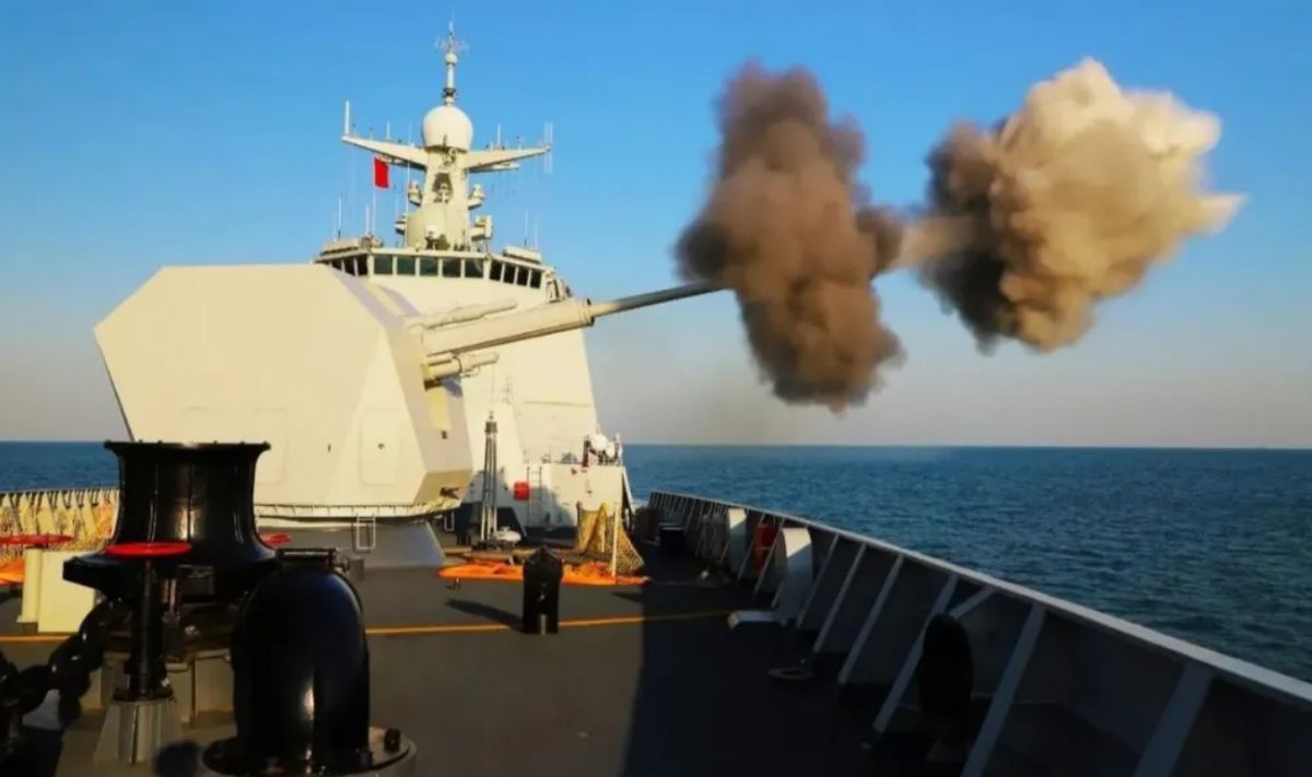 齊齊哈爾艦的主砲開火。 圖：翻攝自騰訊新聞/浩外同學