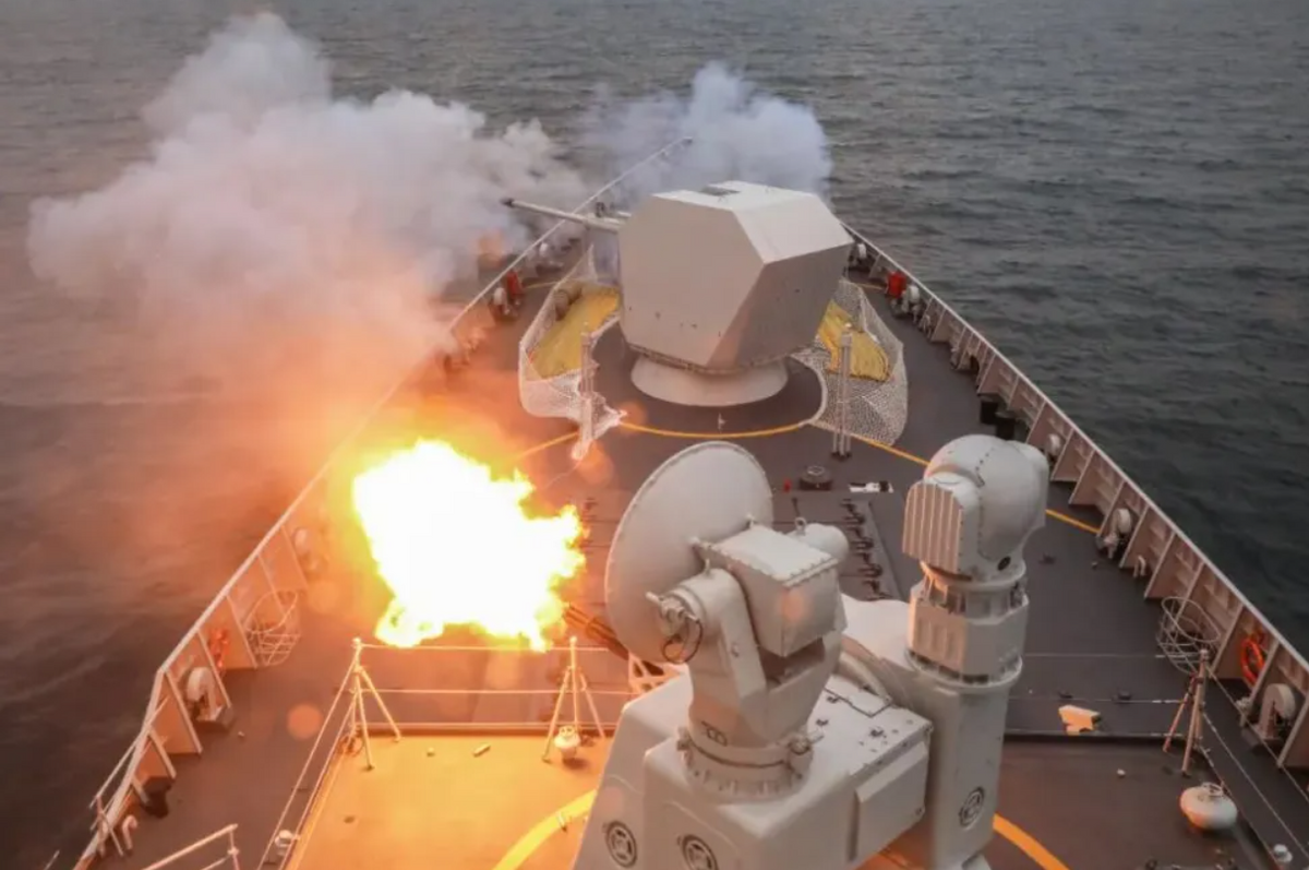 貴陽艦主炮副炮同時開火。 圖：翻攝自騰訊新聞/浩外同學