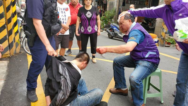 趙志成(右二)負傷奮力逮獲其中一嫌。 圖：孫家銘翻攝