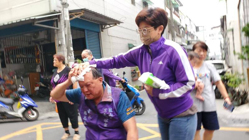 里長幫趙志成的頭部止血。 圖：孫家銘翻攝