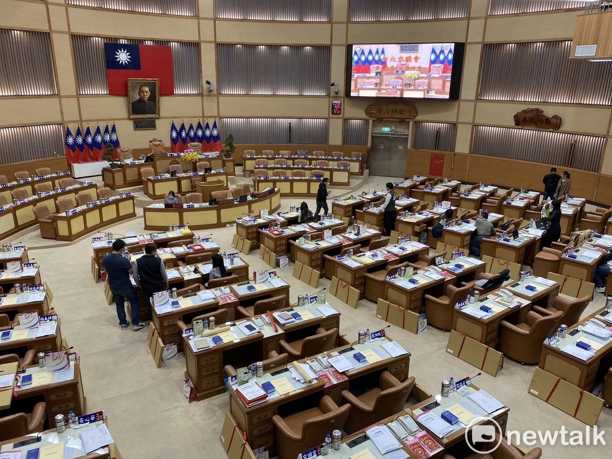 新北議會今開議，藍綠黨團均祭出甲級動員。 圖：林昀真/攝