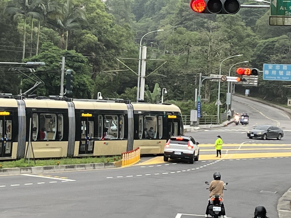 安坑輕軌列車第一撞。 圖:臉書社團我們是新店人!! 好山好水，就是愛新店