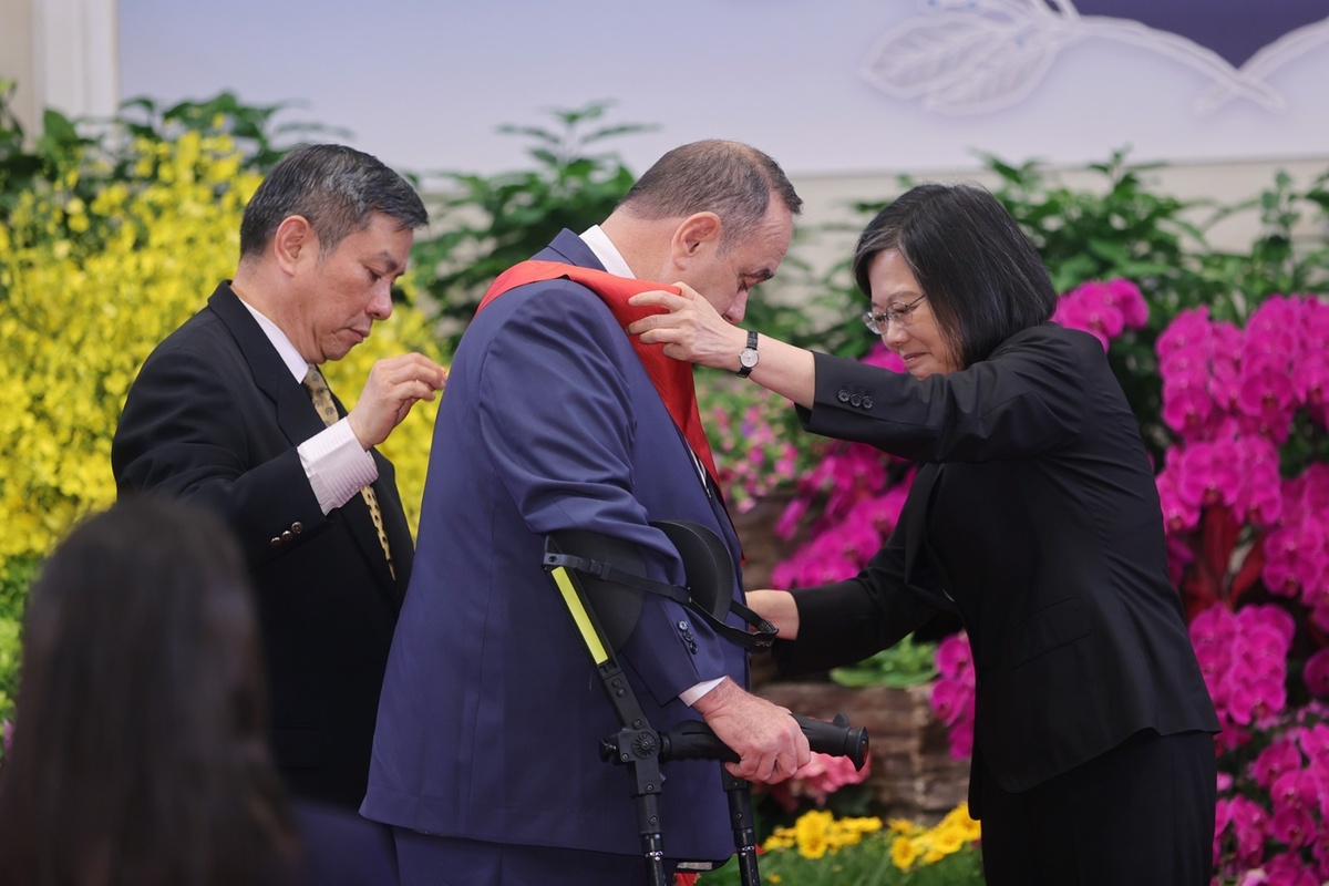 友邦瓜地馬拉共和國總統賈麥岱 4 月率團訪台，總統蔡英文頒贈賈麥岱「采玉大勳章」，彰顯賈麥岱對兩國邦誼的貢獻。但賈麥岱即將卸任，也讓瓜國與台灣的關係出現變數。 圖：總統府提供