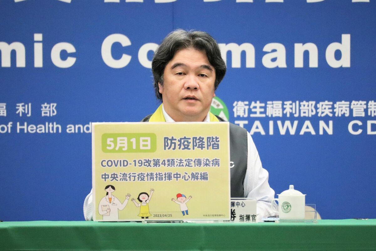 中央流行疫情指揮中心指揮官王必勝今說明防疫降階相關措施。 圖：中央流行疫情指揮中心/提供