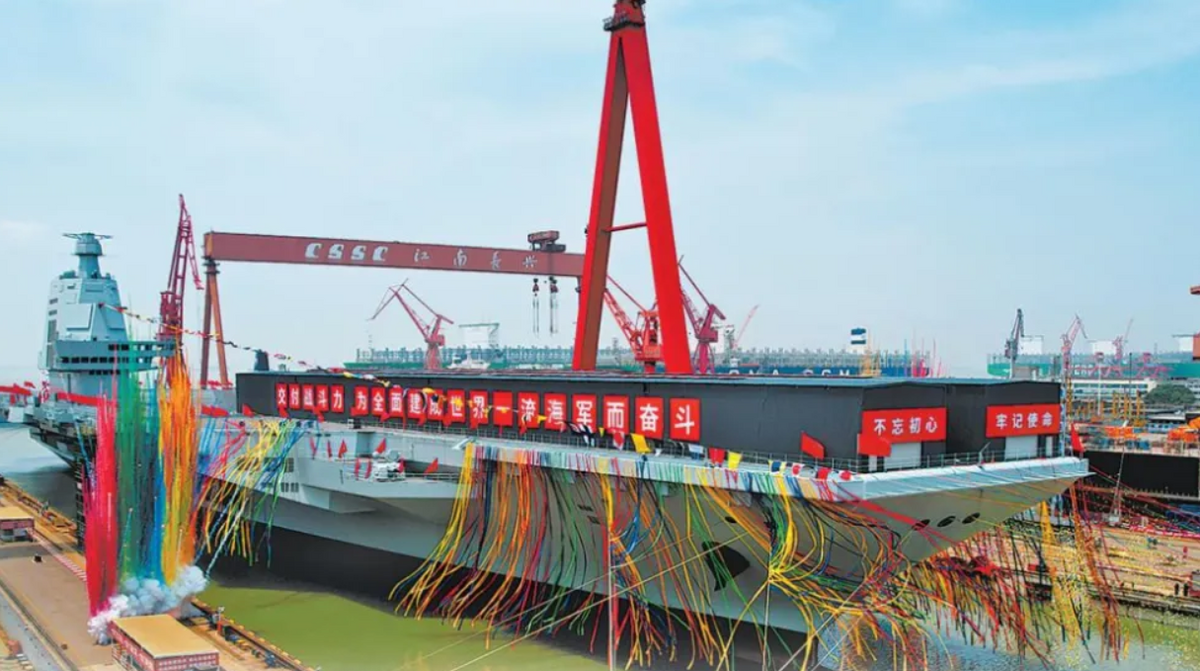 消息指，中國第三艘國產航空母艦「福建艦」於 19 日短暫原本停泊的港池碼頭，可能預示著福建艦即將進行第一次海試，圖為福建艦。 圖：翻攝自浩外同學