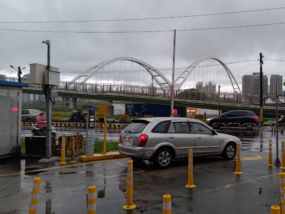 只要在關閉水門前把愛車移到市區合法停車位，就可以避免河濱公園內的愛車變成泡水車。（新月停車場車輛駛離情境照片） 圖：新北市高灘處提供