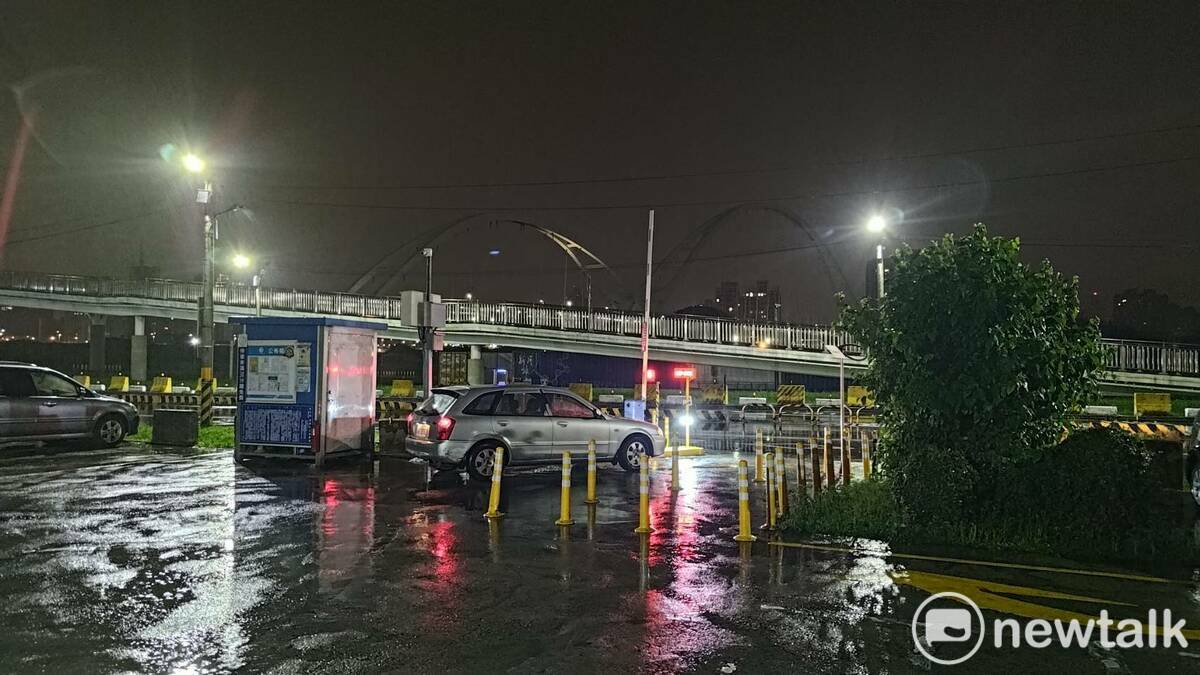 明日鋒面報到全台有雨。（下雨示意圖） 圖：新北市高灘處／提供（資料照）