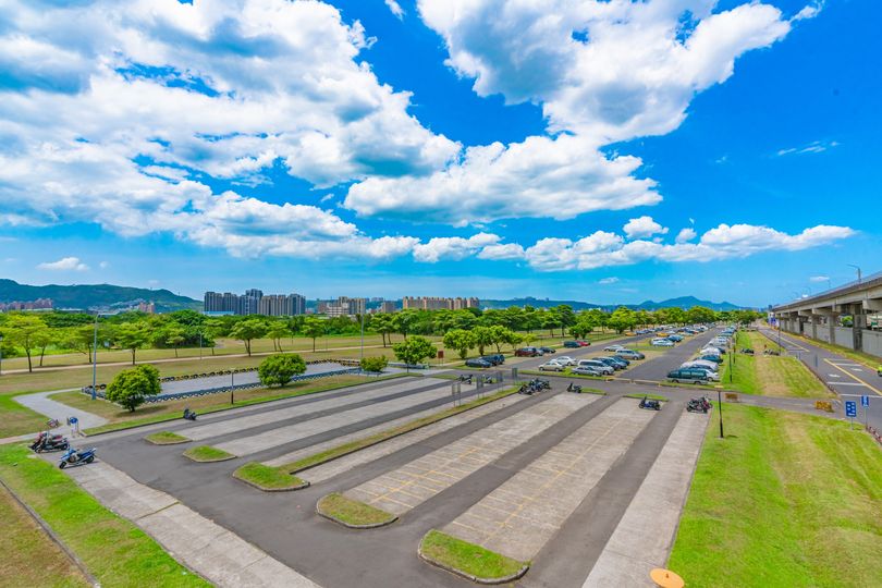 防汛簡訊服務，登記後就可以在颱風豪大雨來臨時提供市民第一手的撤離簡訊通知，把愛車移到市區。（浮洲停車場） 圖：新北市高灘處提供